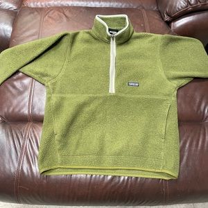 Men’s medium Patagonia Synchilla.  Fits great as a Women’s large:)